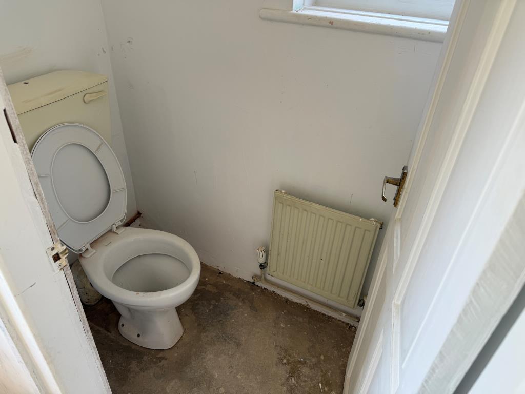 Lot: 170 - SEMI-DETACHED HOUSE IN NEED OF UPDATING -